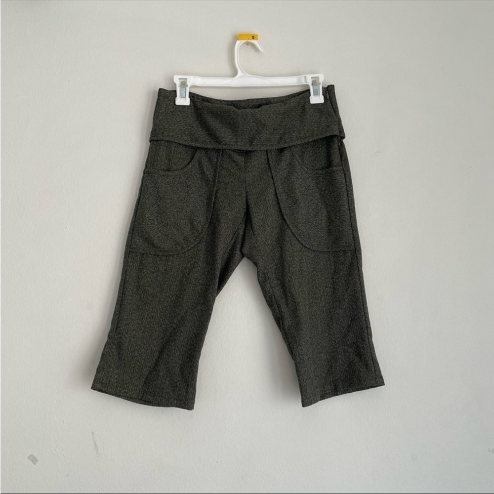 Carol Young Undesigned green roll front pocket capri pant shorts